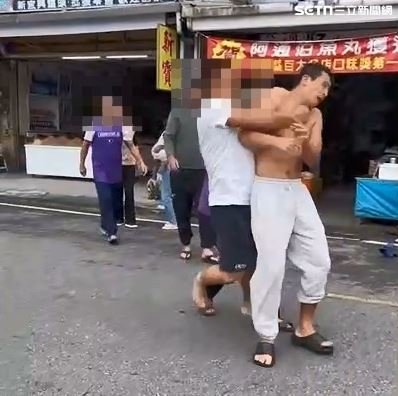 高國豪（右）與大哥高聖文當街互毆，雙方出拳揮打頭部，場面火爆。（圖／民眾提供）