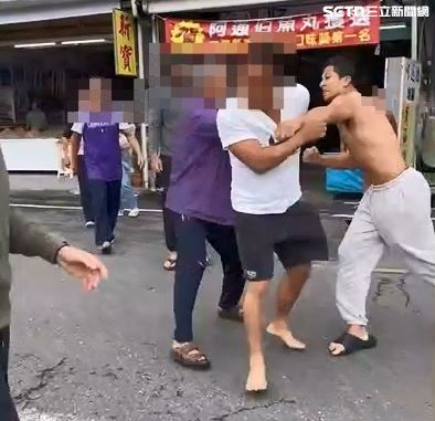 高國豪（右）與大哥高聖文當街互毆，雙方出拳揮打頭部，場面火爆。（圖／民眾提供）