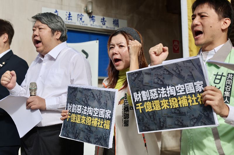 台灣經濟民主連合與台灣基進、時代力量、綠黨、小歐盟等政黨，日前在立法院外舉行記者會，呼籲國會朝野盡速協商讓行政院版財劃法、總預算與國防特別預算條例付委審查，並讓爭議盡早落幕，同時縮減財劃法的統籌分配稅款與地方補助款規模，確保中央政府對勞健保與公教退撫基金四大社福財政缺口撥補