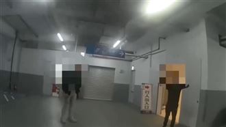 徐姓、王姓男子在當天上午11時許，被拍到在現場附近一帶出沒。（圖／翻攝畫面）