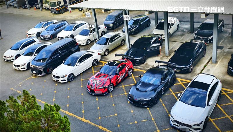 雲林縣警局掃蕩無牌飆車族，查扣改裝牛魔王2輛、賓士AMG4輛、BMW5系列1輛等21輛改裝車，市價逾千萬。（圖／翻攝畫面）