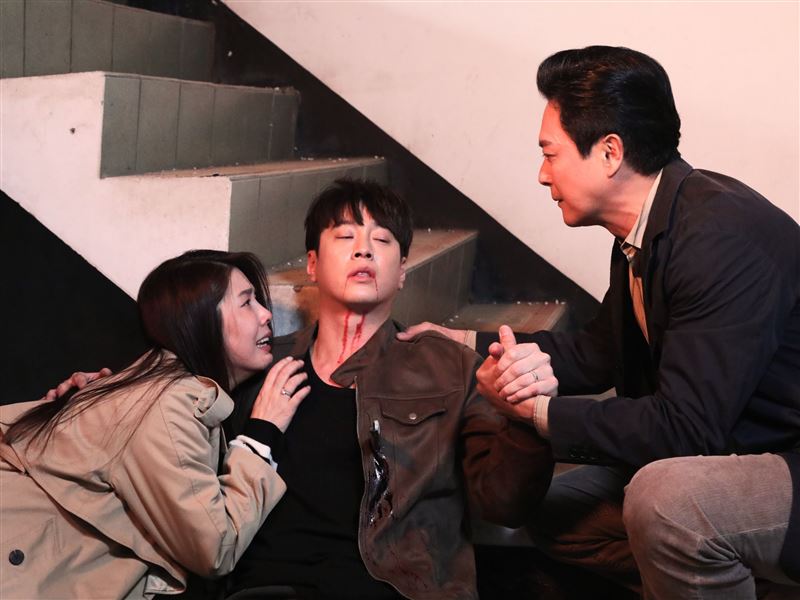 吳東諺（中）重頭戲與王燦（右）、白家綺（左）對戲，也讓一旁工作人員頻頻拭淚。（圖／民視提供）