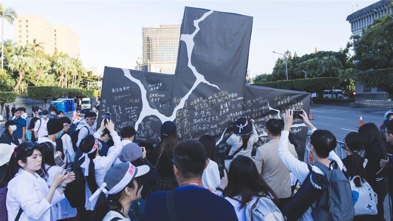 強制評鑑惹議！醫美業怒轟「霸王硬上弓」