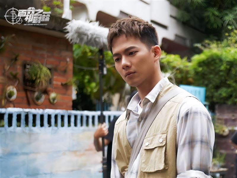 吳念軒飾演第一單元《月明村的虎靈傳說》的關鍵人物，甚至與六位探員一同解謎闖關。（圖／映底子國際傳媒股份有限公司提供）