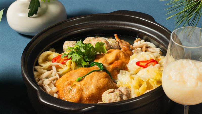 以1950年代茶金年代的大戶宴席為發想，從當時的社交與國際商貿活動追索經典料理樣貌，嘗試復刻已近乎失傳的「經典客家宴」。（圖／煙波國際觀光集團提供）