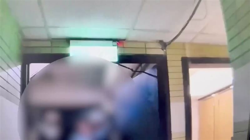 林男涉嫌偷拍被民眾攔阻，不讓他離開現場。（圖／翻攝畫面）