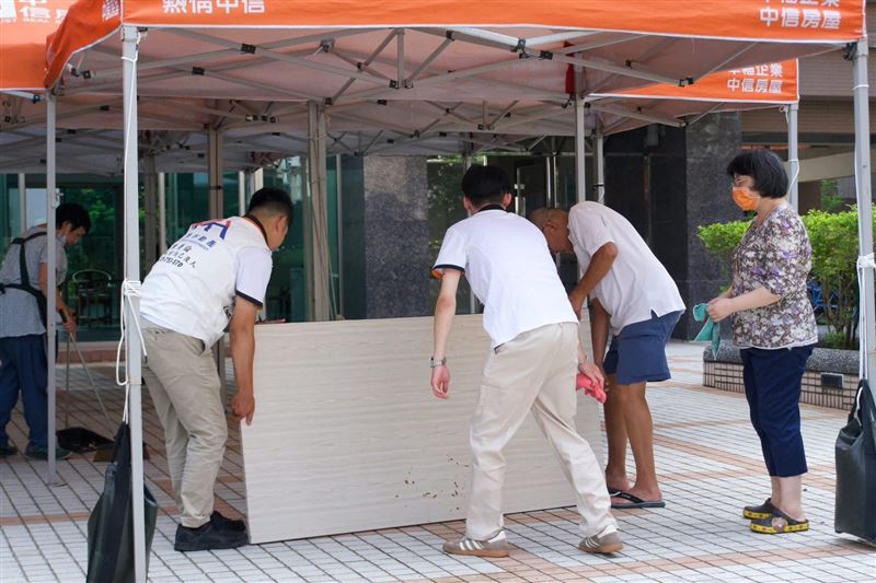 寛悅團隊透過深入社區服務，用真心的服務贏得居民的尊重，如同「在地的好鄰居」。圖為寛悅團隊業務同仁協助社區活動。（圖／寛悅團隊提供）