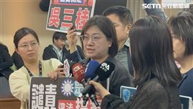 藍白立委在程序委員會上阻擋1.25兆國防特別預算，綠委舉牌抗議。（圖／記者詹宜庭攝影）