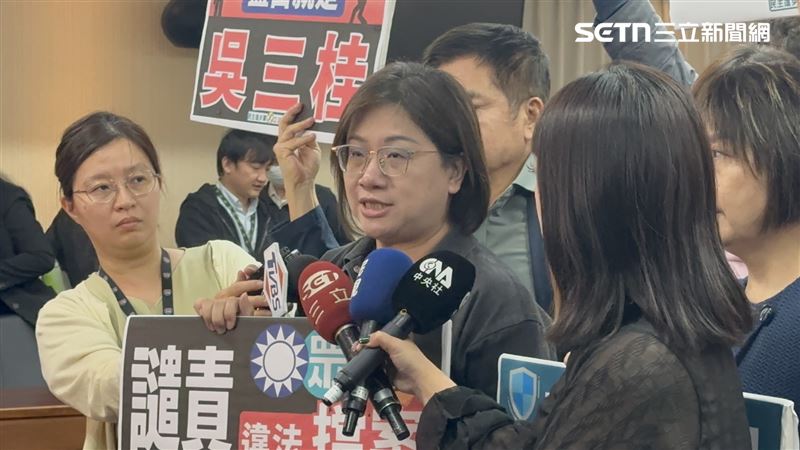 藍白擋1.25兆國防特別條例！綠委舉牌抗議