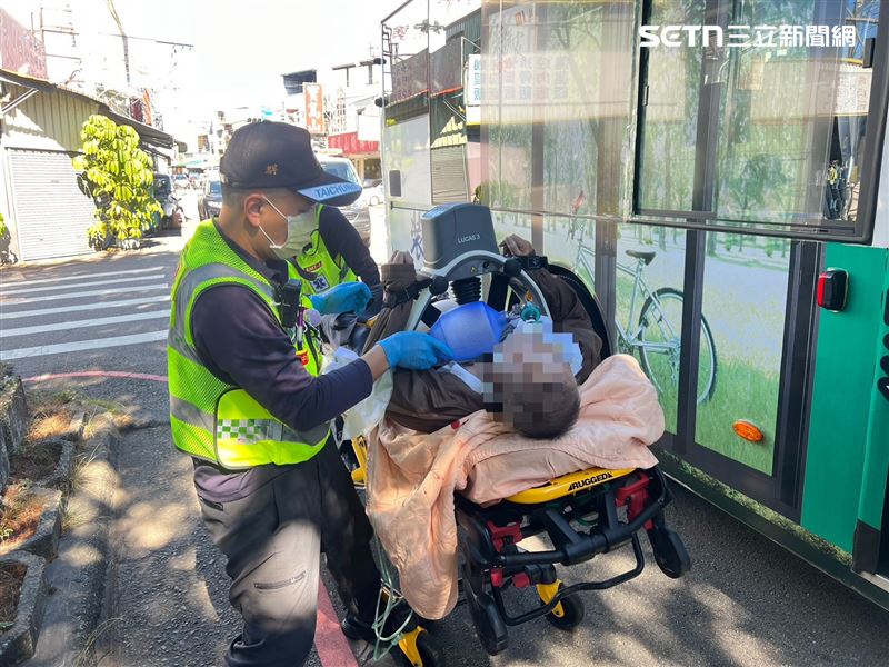 台中84歲老翁在公車上摔倒，當場失去生命跡象，被送醫救治。（圖／翻攝畫面）