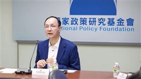 國民黨智庫「國家政策研究基金會」2日召開董事會，前主席朱立倫卸任董事長，由黨主席鄭麗文接任。（圖／朱辦提供） 