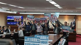 藍白國防特別條例、院版財劃法全擋，綠委舉牌抗議（圖／翻攝自吳思瑤臉書）
