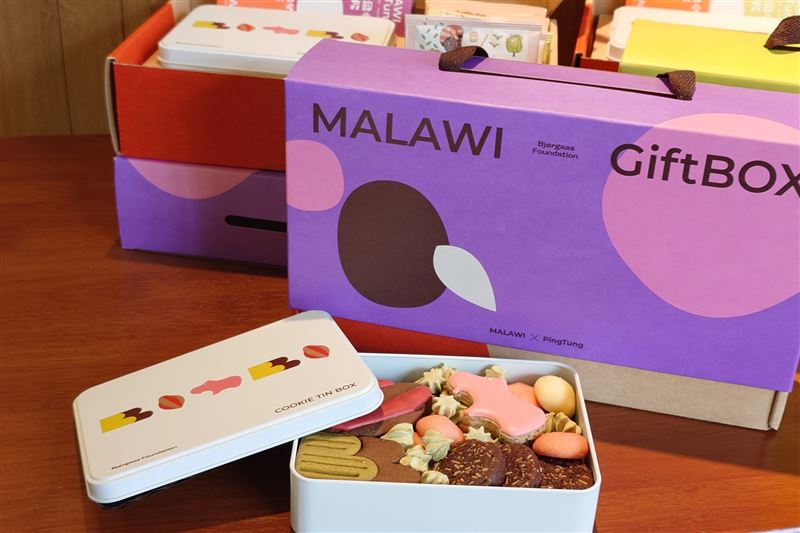 畢嘉士2026春節「好巧鐵盒餅乾」公益禮盒，可愛療癒的造型餅乾，使用屏東可可、馬拉威紅茶、洛神蜜桃白茶，融合奶油的甜香滋味。（圖／畢嘉士基金會提供）