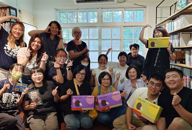 畢嘉士與屏東在地創生團隊合作打造「好巧」、「是檸」鐵盒餅乾公益禮盒，從土地出發，為地方創生與國際公益注入行動的力量。（圖／畢嘉士基金會提供）