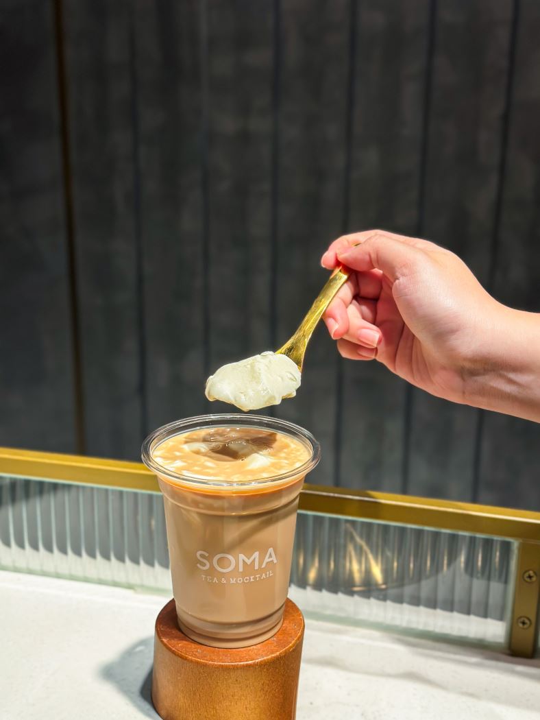 於SOMA特調飲品中山概念店選購歐蕾系列飲品，加價20元即可加一份完整山海豆花作為配料。（圖／品牌業者提供）