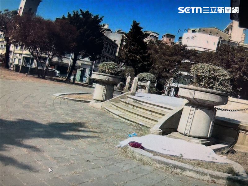 黃姓男子年約60歲陳屍公園。（圖／翻攝畫面）