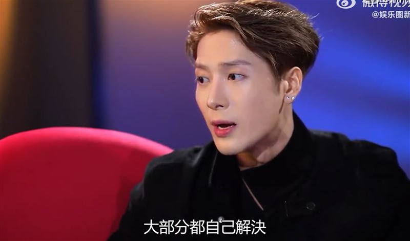 王嘉爾表示有需求都自己來，的直白回應讓主持人嚇傻了。（圖／翻攝自微博）