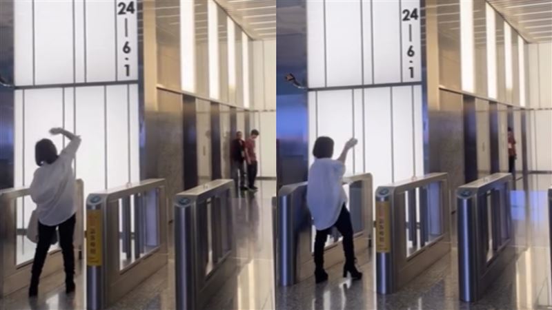 一名女子在信義區國泰置地大樓丟雞蛋。（圖／網友tangtt46授權提供）