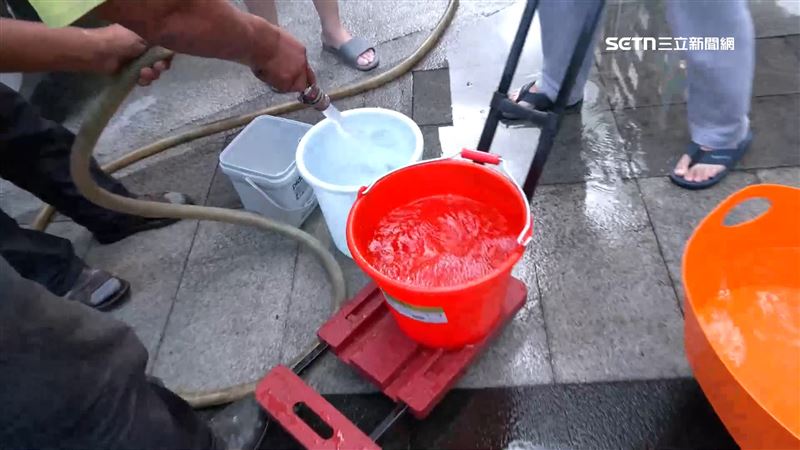 淡北道路工程施工日前鑽破地下自來水管，淡水部分地區已恢復供水，但仍有不少民眾還是無水可用