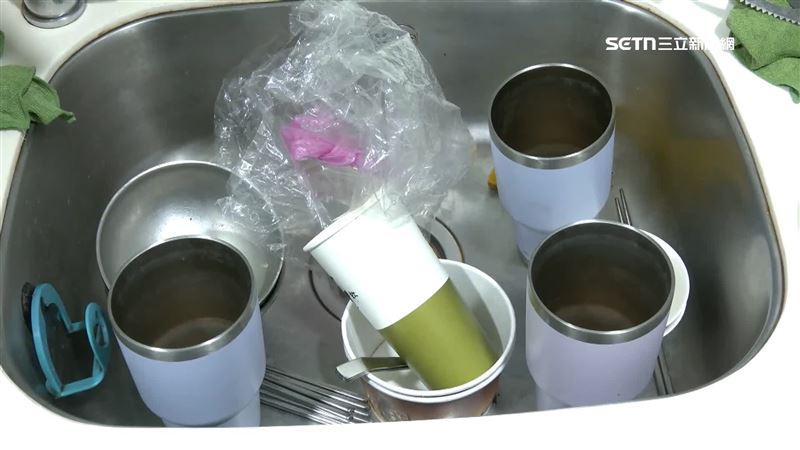 廚房堆滿碗盤也沒辦法洗，甚至已經長出果蠅