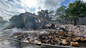 資源回收場進行殘火處理。（圖／翻攝畫面）