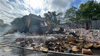 資源回收場進行殘火處理。（圖／翻攝畫面）