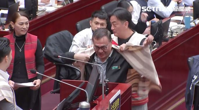 李傅中武送上戰袍背心拱「新北市長選戰非你莫屬」，李四川穿上了（圖／翻攝畫面）