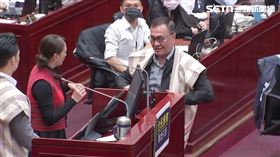 李傅中武送上戰袍背心拱「新北市長選戰非你莫屬」，李四川穿上了（圖／翻攝畫面）