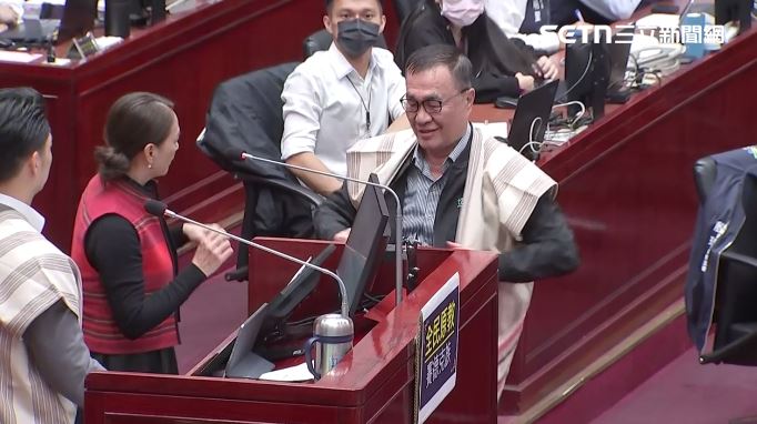 議員送戰袍拱新北非你莫屬　李四川穿上了