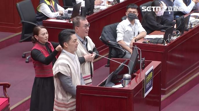 李傅中武送上戰袍背心拱「新北市長選戰非你莫屬」，李四川穿上了（圖／翻攝畫面）