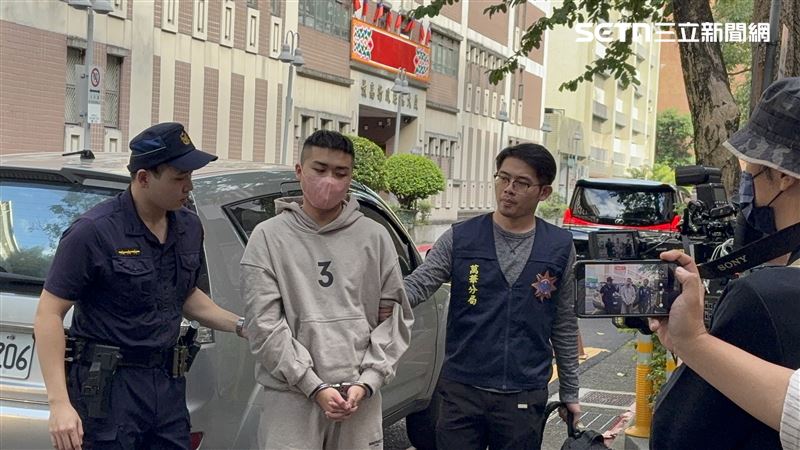 自稱是高寶勝義子的徐姓男子。（圖／記者楊佩琪攝）