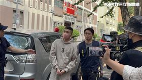 ▲自稱是「南萬華教父」高寶勝義子的徐姓男子(平頭)，與共犯王姓男子（光頭），在台北市萬華砍斷天道盟大哥「黑狗」腳筋。（圖／記者楊佩琪攝）