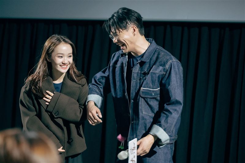 電影《大濛》男女主角柯煒林、方郁婷，戲裡戲外好感情表露無遺。（左起方郁婷、柯煒林）（圖／華文創 提供）