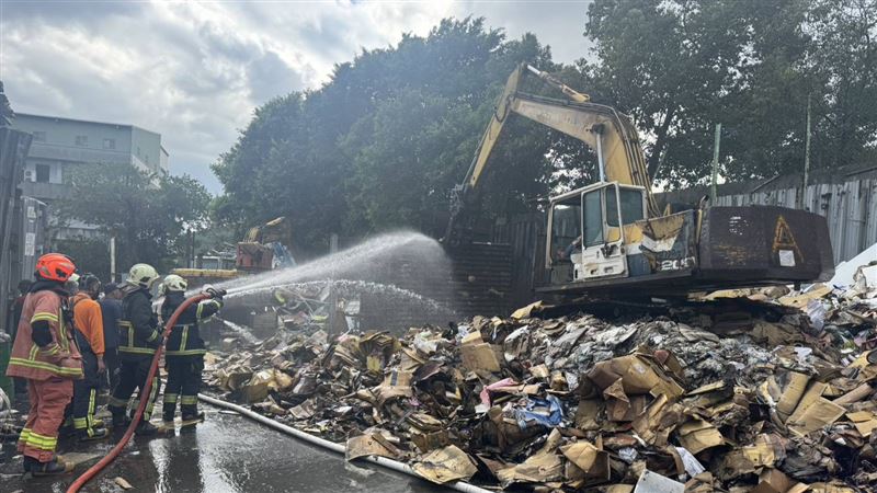 資源回收場進行殘火處理。（圖／翻攝畫面）