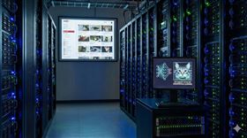 Google最早實驗中，因為在無人監督下AI形成了貓的概念，突破運算瓶頸逐漸擴大訓練。（圖／AI生成） 