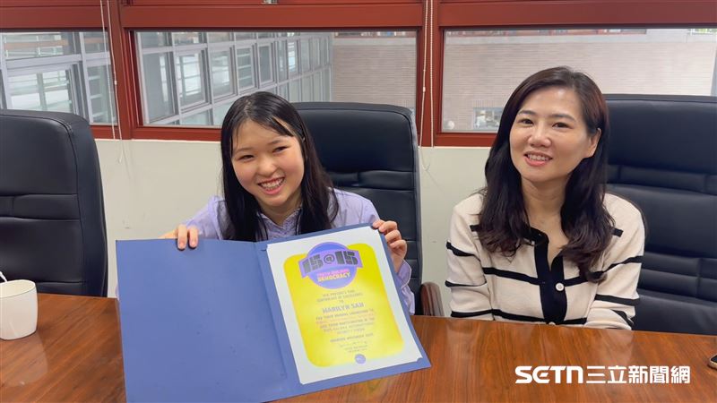 芯蘋的媽媽在接受訪問時表示，自己的教育理念堅持兩大原則：「獨立」與「承擔」。她認為，孩子應該學會獨立思考與生活，從小培養自我管理與解決問題的能力；同時，也要教導孩子勇於承擔責任，面對挑戰不退縮。（圖／記者張雅筑攝）