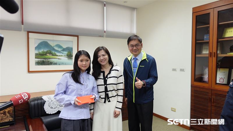 芯蘋為國、為學校爭光，校長許永昌除了對她讚譽有加，也特別在她從加拿大返台回到學校上課時，頒發學校董事會準備的6萬元禮券，給予鼓勵。（圖／記者張雅筑攝）