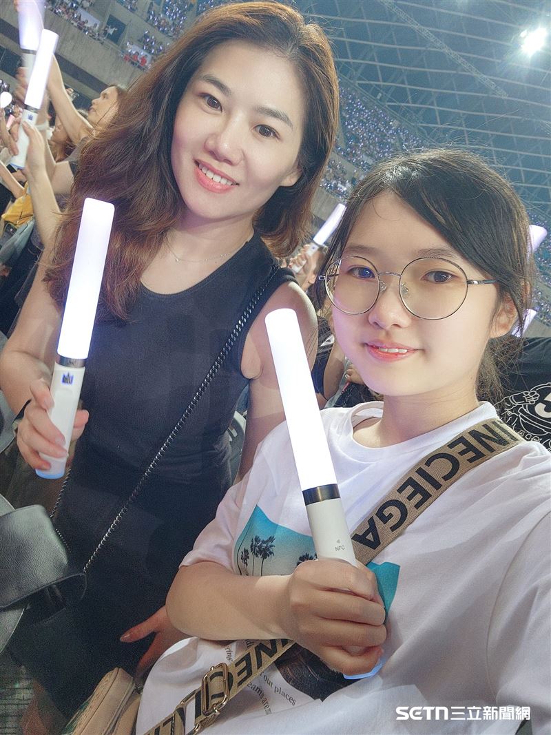 即便爸媽離婚，芯蘋仍和雙親關係非常好和緊密，媽媽強調，父母應合作做「友善父母」，而不是讓孩子選邊站。（圖／受訪者提供）