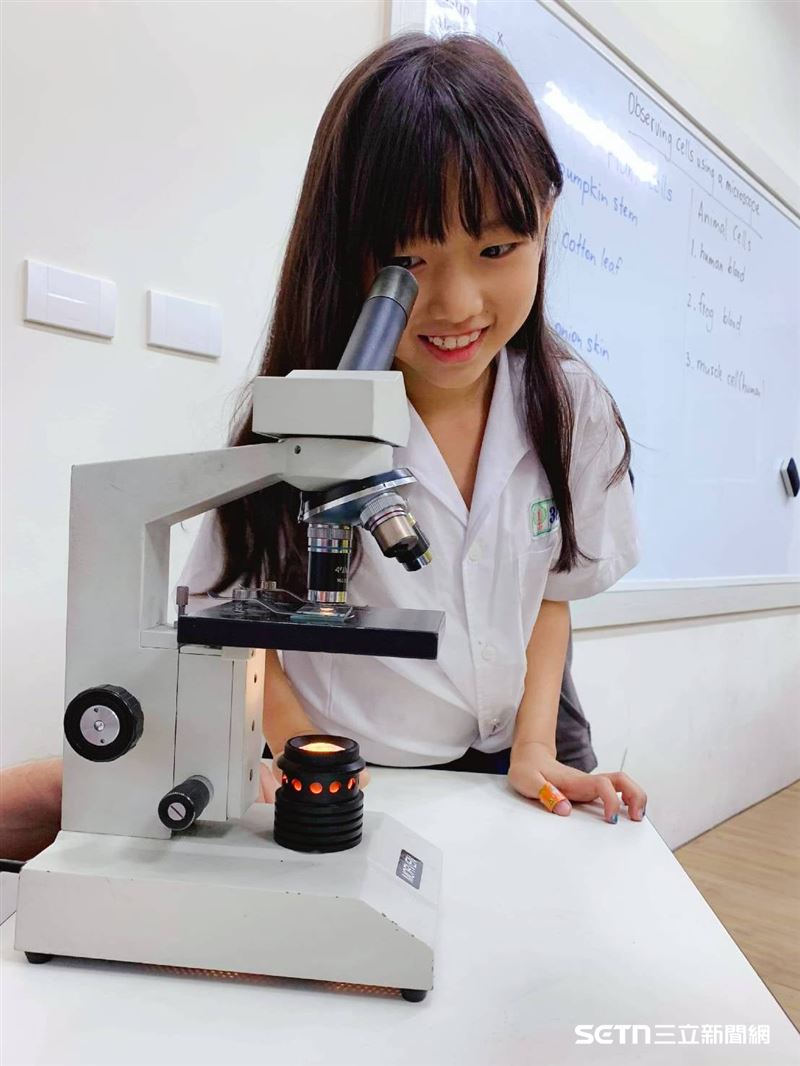 芯蘋說，自己從4歲就開始接觸和學習英文，她對英文最大的熱愛和興趣就是不斷背單字，平均下來，一天至少會背40個單字，至於比較弱的文法，則會透過聽英文歌和看電影來培養語感。她強調，學習的目的並非單純應付考試，而是為了真正提升自己，並找到對學習的熱情和樂趣。（圖／受訪者提供）