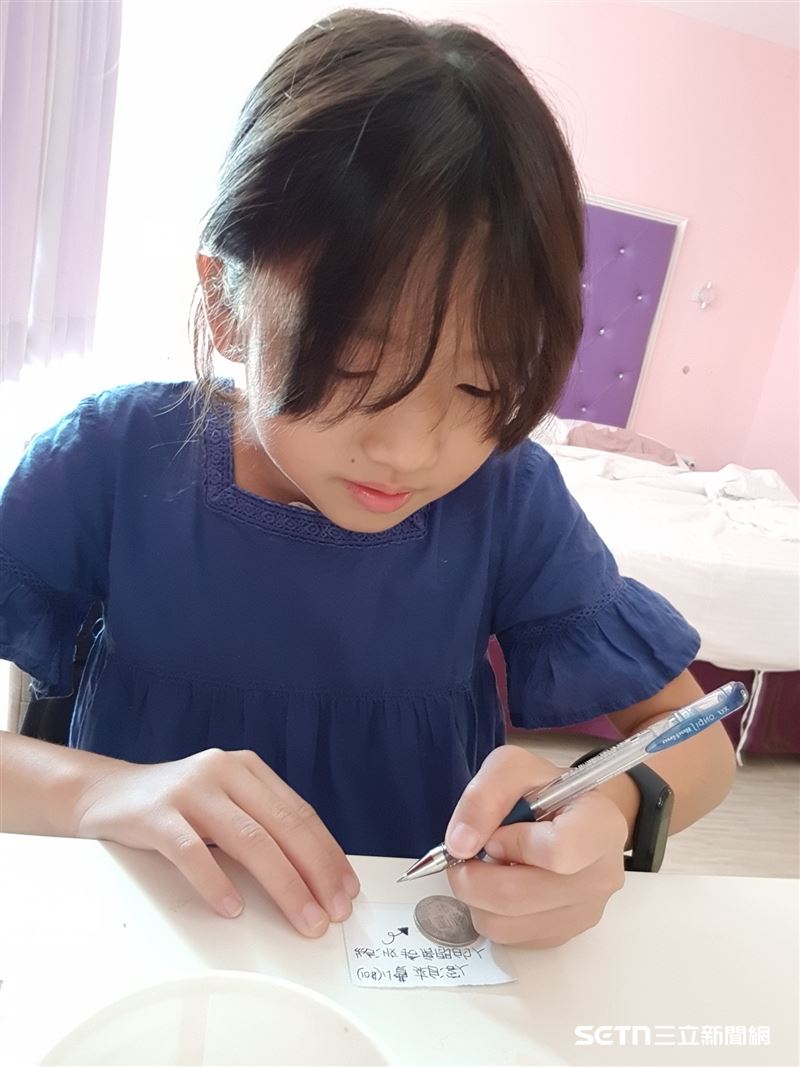 芯蘋的媽媽分享，從小就培養芯蘋理財的觀念，並教她如何運用零用錢。這位感性又善良的女孩，不僅關注金錢的管理，還時常展現出溫暖的心。媽媽回憶道，每次出遊住宿結束前，芯蘋會自發地留下一些她能負擔的小費，並寫上一張小字條，向房務人員表達感謝。（圖／受訪者提供）