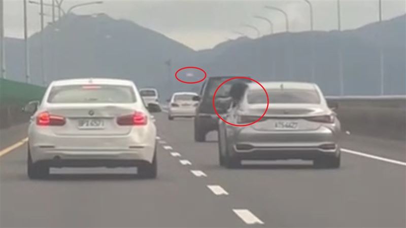 國5宜蘭路段兩輛轎車乘客互擲水球和紙團。（圖／翻攝自臉書爆料公社）