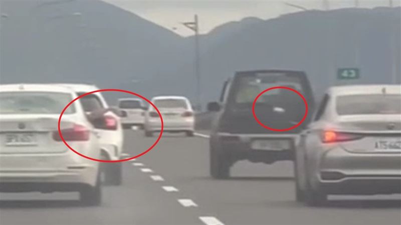 白車副駕乘客朝對方丟擲紙團。（圖／翻攝自臉書爆料公社）