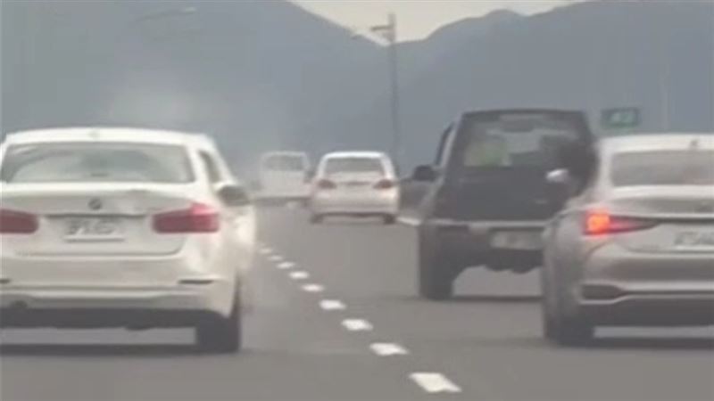 水球在白色車上炸開濺出水花。（圖／翻攝自臉書爆料公社）