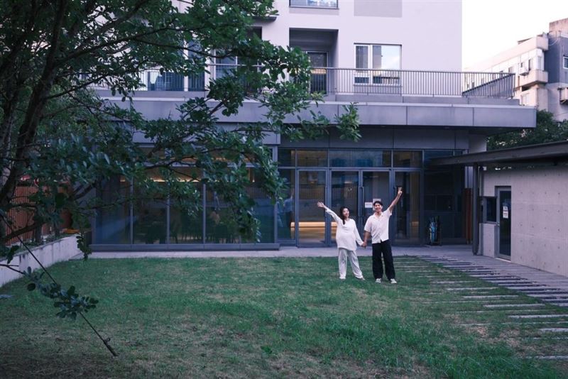 蔡頤榛透露，產後護理之家的獨棟建築與綠地花園，不僅讓她身心得到釋放，同時也能夠讓心繫的狗孩子有與她共處的機會。（圖／蔡頤榛提供）