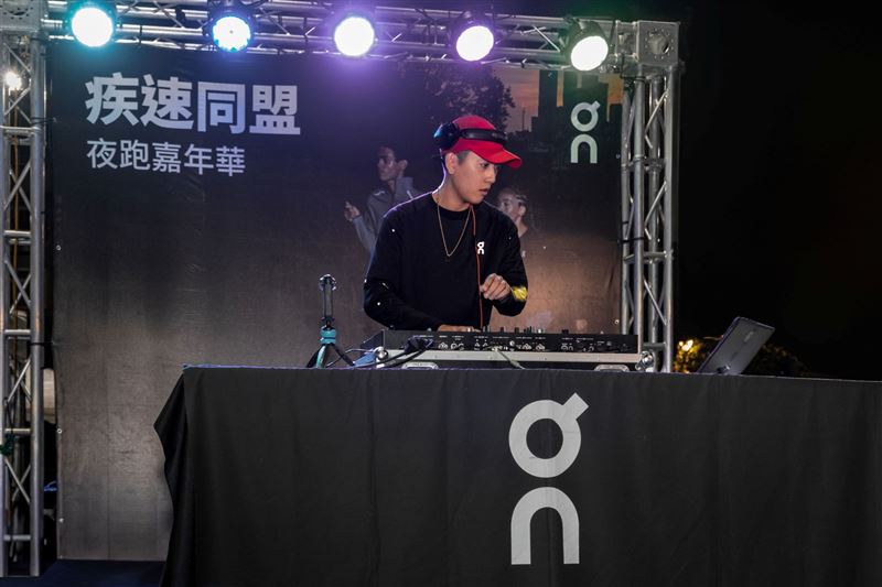 邀人氣DJ Son以節奏帶動活動步調，讓跑者在音樂與燈光下互相交流，為賽事營造不同感官體驗的嘉年華氛圍。（圖／品牌業者提供）