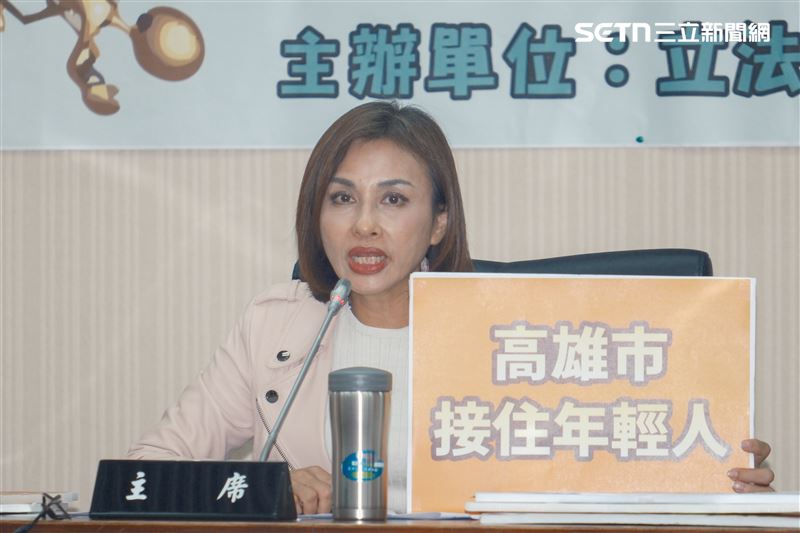 邱議瑩拋出「高雄百億挺青年基金」，預算則採用「信保基金」的概念，由高雄銀行或願意加入挺青年計劃的銀行放款融資、高雄市政府擔任百分百的保證人。市府每年只要編列利息補貼銀行及呆帳準備金即可。（圖／記者楊士誼攝影）