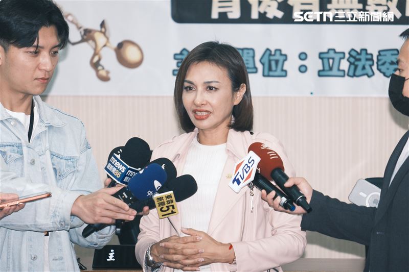 邱議瑩拋出「高雄百億挺青年基金」,預算則採用「信保基金」的概念,由高雄銀行或願意加入挺青年計劃的銀行放款融資、高雄市政府擔任百分百的保證人。市府每年只要編列利息補貼銀行及呆帳準備金即可。(圖/記者楊士誼攝影)