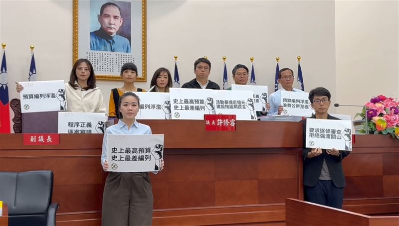 新竹市議會民進黨團議員，今（2日）突襲主席台。（圖／翻攝畫面）