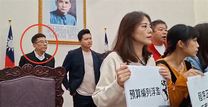 新竹市議會議長許修睿（紅圈）一臉無奈。（圖／翻攝畫面）