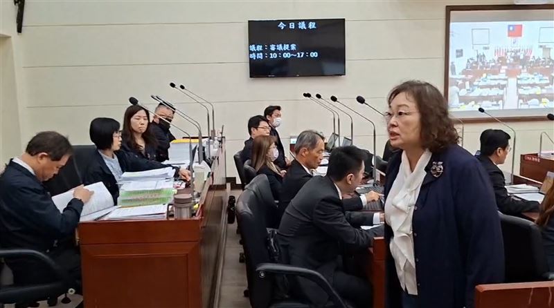 新竹市藍營議員張祖琰（上圖）、黃美慧（下圖後排右1）在主席台前和綠營議員互槓。（圖／翻攝畫面）